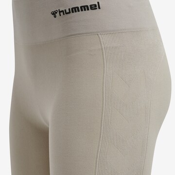 Hummel Skinny Sportshorts in Grau