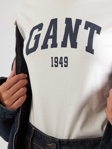 Tricou de la GANT pe alb