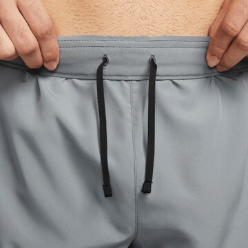 NIKE Regular Sportshorts in Grau