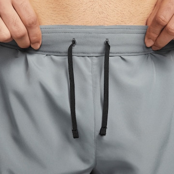 NIKE Regular Sportshorts in Grau