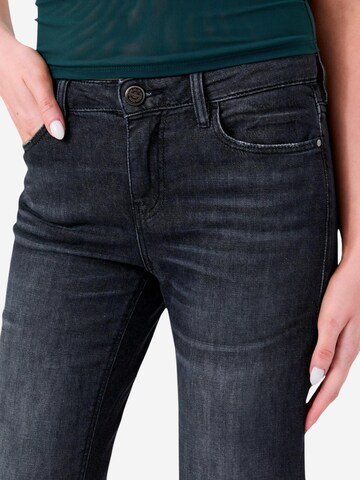 GUESS Flared Jeans 'BEVERLY LOW RISE W6BAJ7 D2088' in Zwart