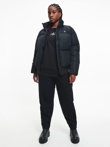 Calvin Klein Jeans CurvePrijelazna jakna - crna boja