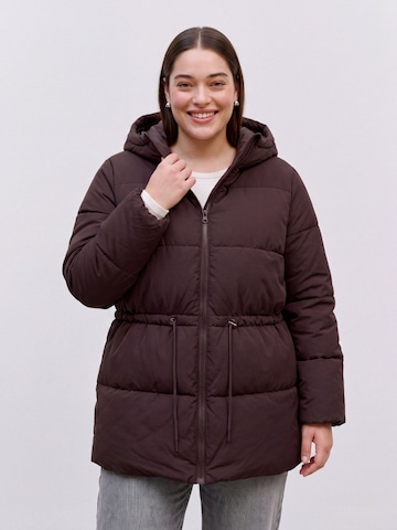 Vero Moda Curve - Chaqueta de invierno 'VMCKyra' en marrón: frente