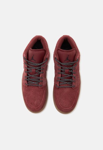 Baskets basses 'Air Jordan 1' Jordan en rouge : au dessus