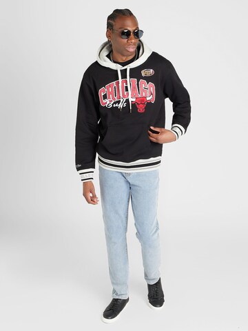 Mitchell & Ness Sweatshirt 'CHI. BULLS' in Schwarz