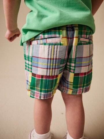 Next Regular Shorts in Grün