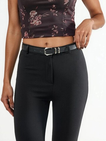 Qu Style - Calças 'Hose' em preto