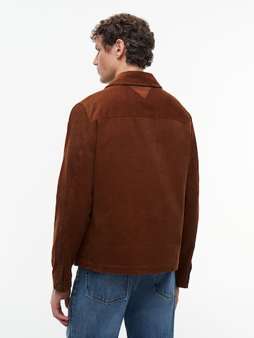 TOMMY HILFIGER Tussenjas in Bruin