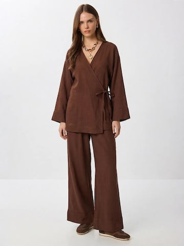 Pantalons de tailleur Happiness İstanbul en marron : devant