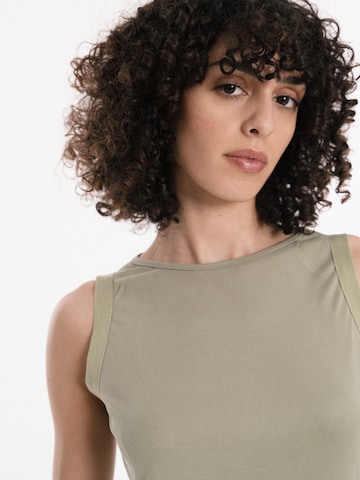 Top 'Creamy' de la 4TAILORS pe verde
