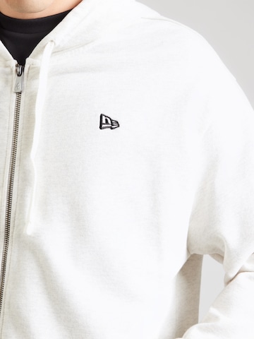 NEW ERA Sweatjacka 'Essntials' i grå