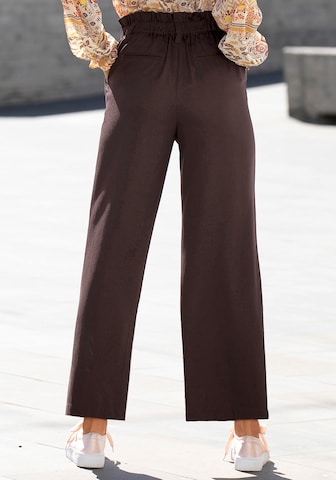 Wide leg Pantaloni cutați de la LASCANA pe maro