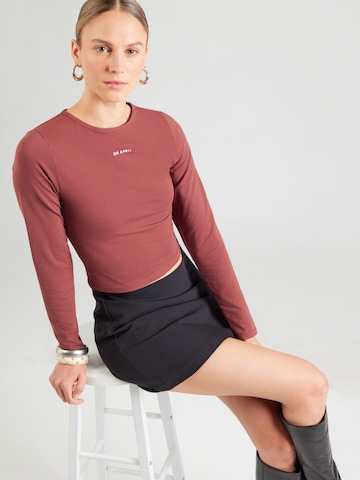 OH APRIL T-shirt 'Ica' i röd: framsida