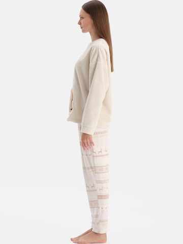 Pijama de la Dagi pe bej