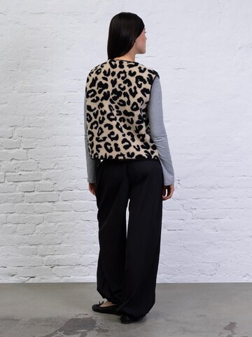 BROKE + SCHÖN Weste 'Teddyweste mit Leoprint'‌‌‌‌‌‌‌ in Beige