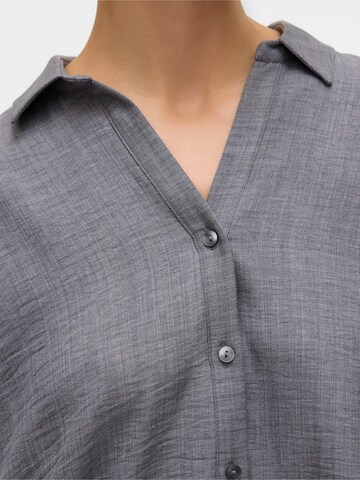 Camicia da donna 'VMMELANEY QUEENY' di VERO MODA in grigio