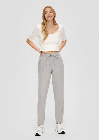 QS Regular Pleat-Front Pants in Grey