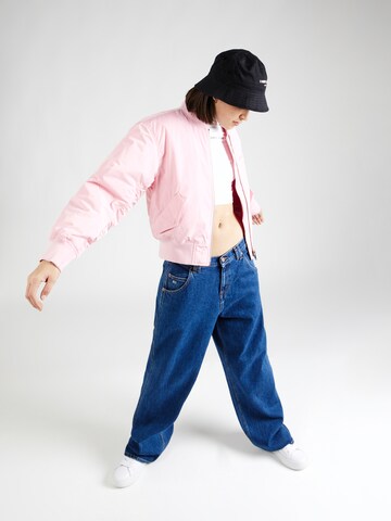 Tommy Jeans Overgangsjakke 'CLASSICS' i pink