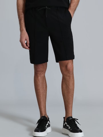 Coupe slim Pantalon chino Lufian en noir : devant