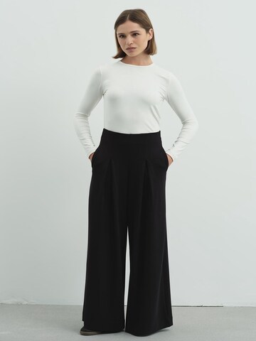 C&City Wide leg Pleat-front trousers in Black: front