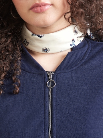 Hanorac 'VMCKimiko' de la Vero Moda Curve pe albastru