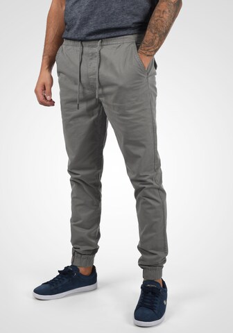 !Solid Tapered Chino Pants 'THEREON' in Grey: front