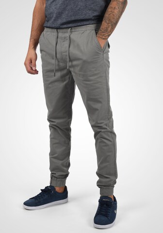 !Solid Tapered Chinohose 'THEREON' in Grau: predná strana