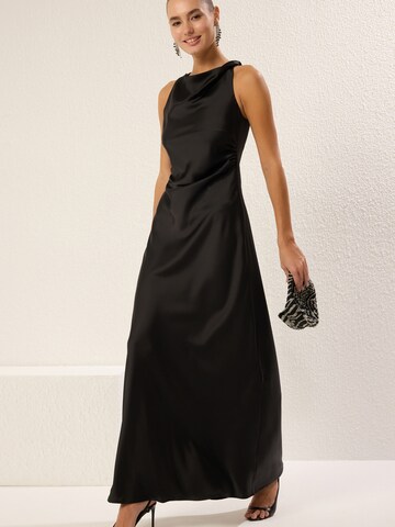 Robe de soirée Trendyol en noir : devant