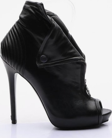 Alexander McQueen Dress Boots in 36 in Black: front