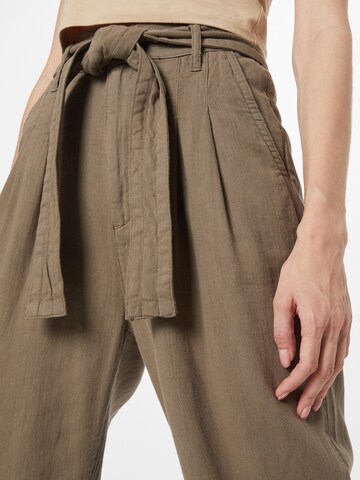 Pepe Jeans Loose fit Pleat-Front Pants 'CLOE' in Green