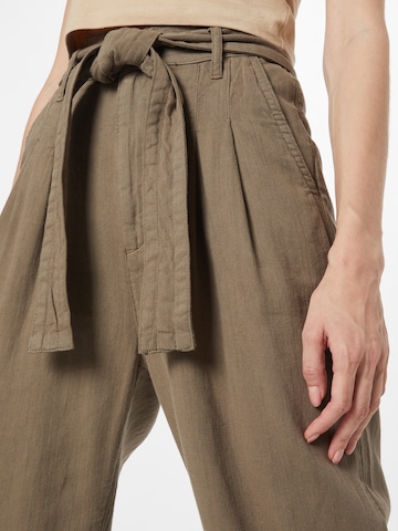Pepe Jeans Loose fit Pleat-Front Pants 'CLOE' in Green