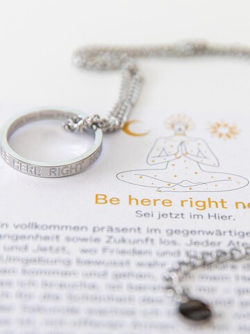 Divasya Kette 'Be here right now' in Silber