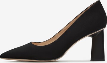 CESARE GASPARI Pumps in Black: front