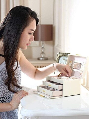Casetă bijuterii 'Nellia Jewellery Box – Lockable Organiser with Mirror & 2 Drawers (Cream White)' de la UNIQ Beauty pe alb