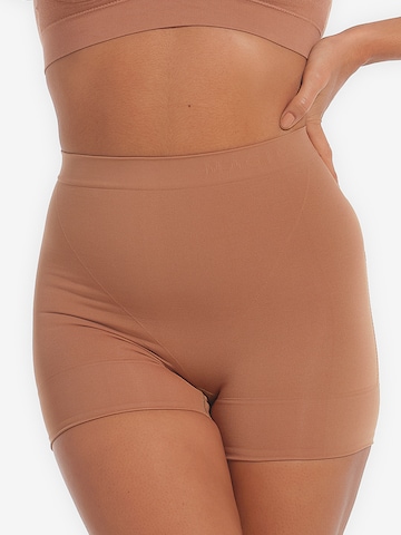 MAGIC Bodyfashion - Calças modeladoras 'Booty Booster' em castanho: frente