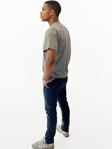 A Question Of (AQO) Bluser & t-shirts 'Anders Tee Garment Dyed' i grå