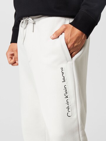 Calvin Klein Jeans Normální Kalhoty – šedá