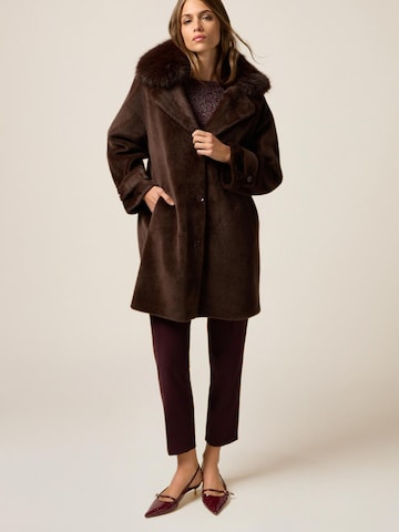 Cappotto invernale di oltre in marrone: frontale
