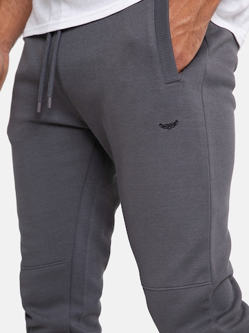 Effilé Pantalon Threadbare en gris