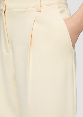 s.Oliver Loosefit Bundfaltenhose in Beige