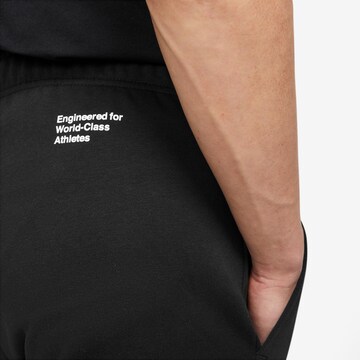 NIKE Tapered Funktionshose in Schwarz