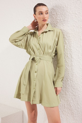 Rochie tip bluză de la Trendyol pe verde: față