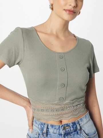 ABOUT YOU Shirt 'Carin' in Groen