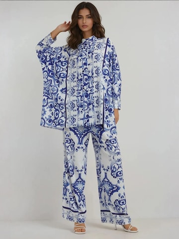 Hiccup Set: Bluse und Hose in Blau: Vorderseite