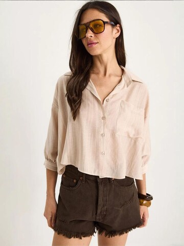 Bianco Lucci Blouse in Beige: front