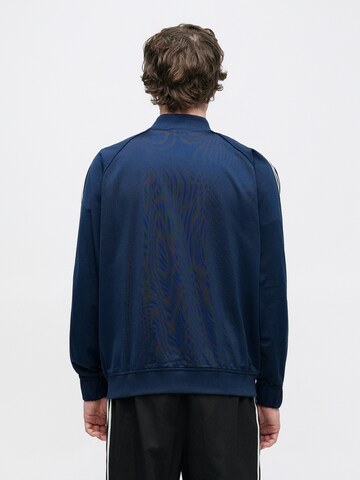 mėlyna ADIDAS ORIGINALS Demisezoninė striukė 'BRITCORE': galas