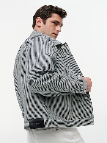 TOMMY HILFIGER Tussenjas in Blauw