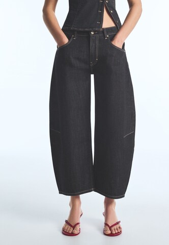 Bershka Barrel Jeans in Blue: front