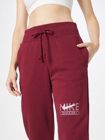 Nike Sportswear Tapered Broek in Rood