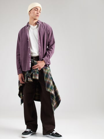 Carhartt WIP Regular Fit Paita 'Madison' värissä lila